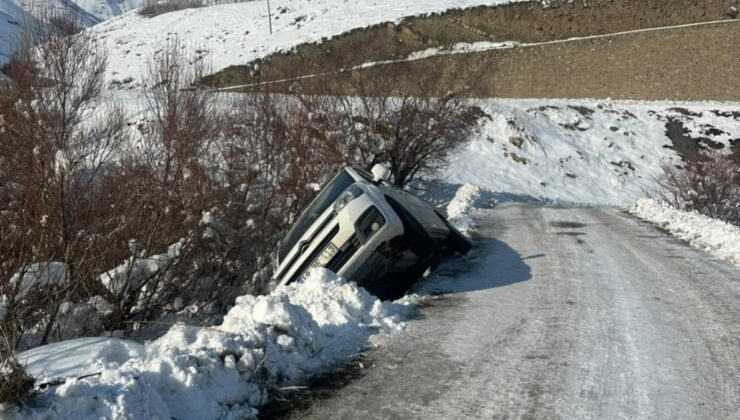 Hakkari’de virajı alamayan araç köprü kenarında asılı kaldı