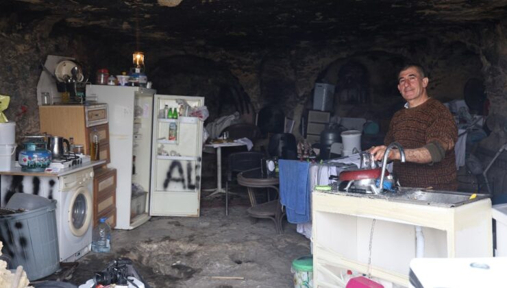 Hatay’da depremin ardından mağarada yaşamaya başladı