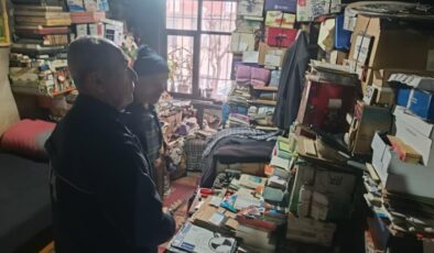 İstanbul Esenler’de yaşlı adamın evinden tonlarca çöp çıkartıldı