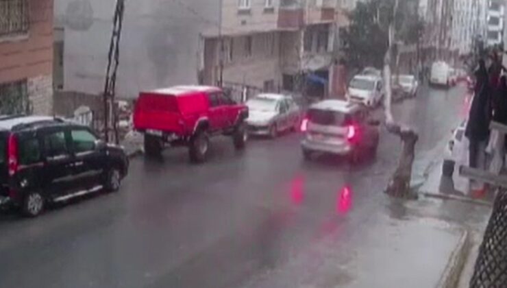 İstanbul Esenyurt’ta ağaç seyir halindeki aracın üzerine devrildi