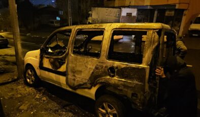 İstanbul Eyüpsultan’da park halinde yanan araç kullanılmaz hale geldi