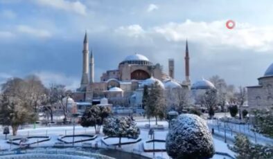 İstanbul kar altında: Tarihi yapıların kartpostallık kareleri