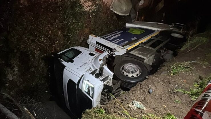 İstanbul Üsküdar’da çöp kamyonu dereye uçtu