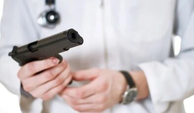 İstanbul’da doktor, hastalara biber gazı sıkıp silah gösterdi