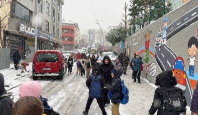 İstanbul’da eğitime ara: Öğrenciler tatili kar topu savaşıyla kutladı
