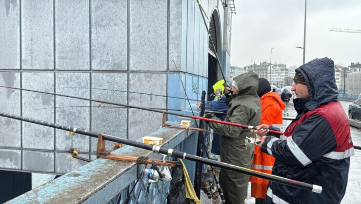 İstanbul’da kar yağışı balık tutmaya engel olamadı