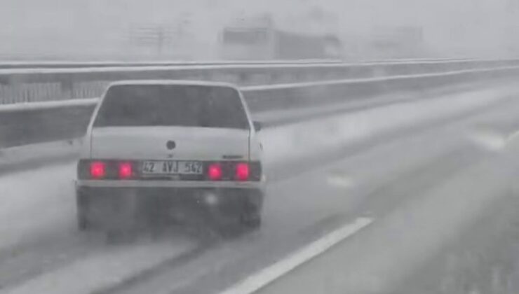 İstanbul’da karlı yolda kayan araç bariyerlere çaptı