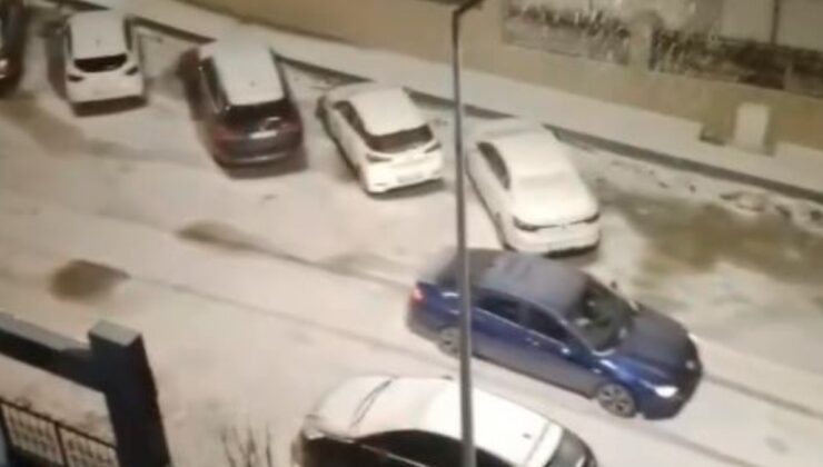 İstanbul’da karlı yolda kayan polis aracı otomobile çarptı