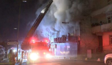 İstanbul’da mobilya atölyesindeki yangın iki binaya sıçradı