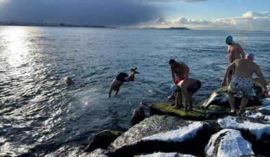 İstanbul’da Sarayburnu Fatihleri karlı havaya buz gibi denizde yüzdü