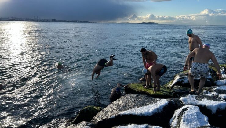İstanbul’da Sarayburnu Fatihleri karlı havaya buz gibi denizde yüzdü
