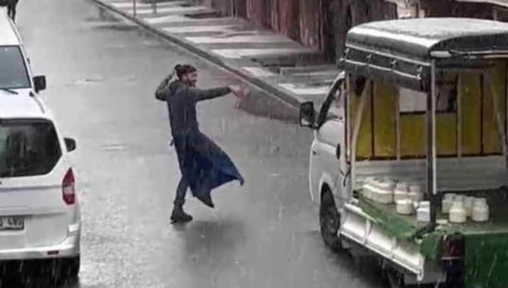 İstanbul’da seyyar satıcı kar yağışı eşliğinde dans etti