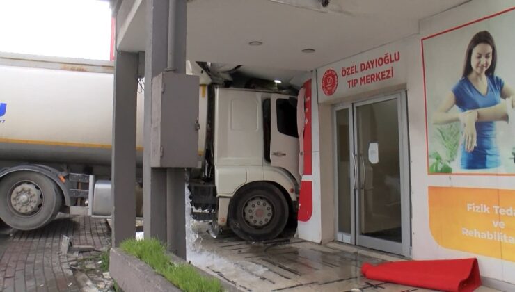 İstanbul’da su tankeri tıp merkezi binasına çarptı