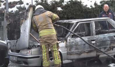 İstanbul’da yanan otomobile yangın söndürme tüpüyle müdahale edildi