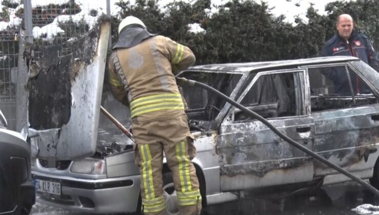 İstanbul’da yanan otomobile yangın söndürme tüpüyle müdahale edildi