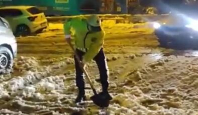 İstanbul’da yolda kalan araçlara polisler yardım etti