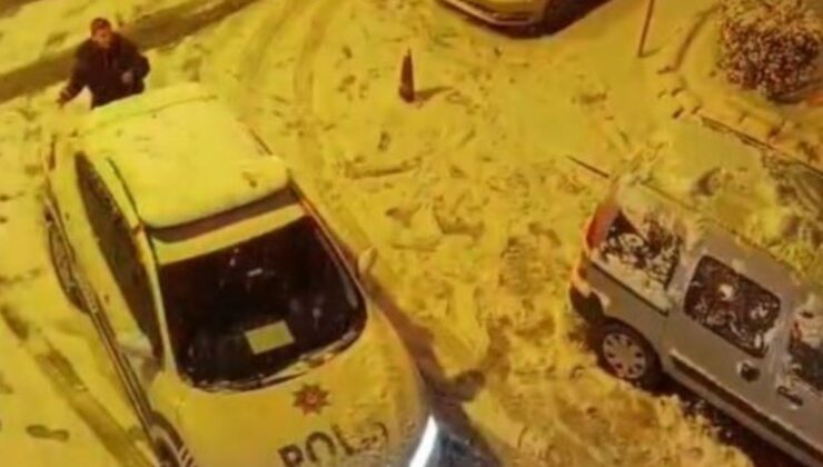 İstanbul’da yolda kalan polis aracına vatandaşlardan müdahale