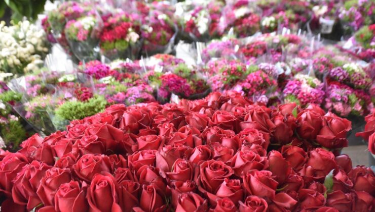 İzmir’de çiçek mezadında Sevgililer Günü bereketi