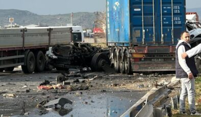 İzmir’de karşı şeride geçen tır, üç araca çarptı: 1 ölü 1 yaralı