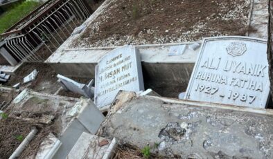 İzmir’de mezarlığı talan ettiler: Şehit mezarına bile saldırdılar