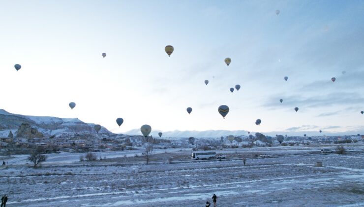 Kapadokya’da sıcak hava balonları yeniden havalandı