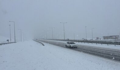 Kar ve sis, Kuzey Marmara Otoyolu’nda ulaşımı zorlaştırıyor