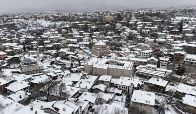 Karabük Safranbolu’nun tarihi yapıları karla kaplandı