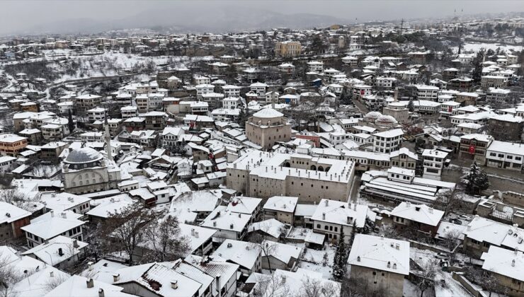 Karabük Safranbolu’nun tarihi yapıları karla kaplandı