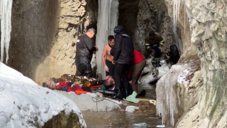 Karabük’te otomobille 30 metre yükseklikten kanyona uçan sağlıkçılar kurtarıldı
