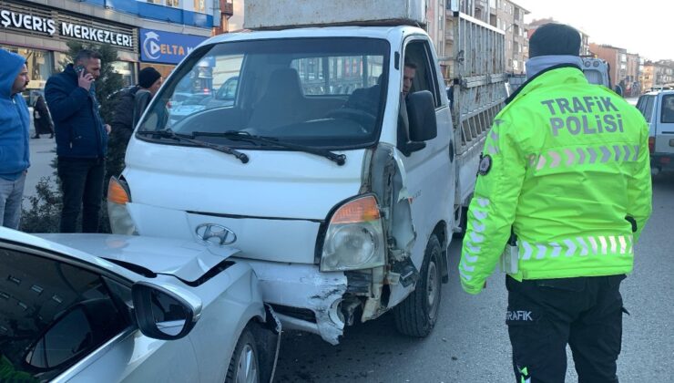 Karaman’da kontrolden çıkan kamyonet art arda kaza yaptı