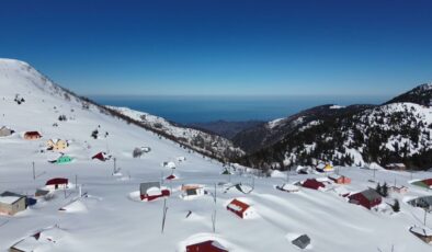 Karla kaplı Karadeniz’in zirvelerinde seyirlik manzara