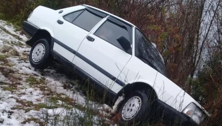 Kastamonu’da şarampole düşen aracı ağaçlar tuttu