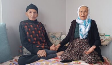 Kayseri’de belden aşağısı felç kocasına 60 yıldır sevgiyle bakıyor