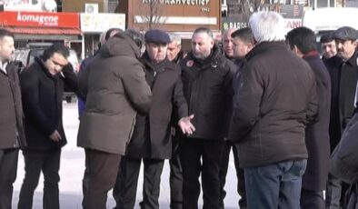 Kırşehir’de deprem unutuldu: Törende bayrak krizi yaşandı