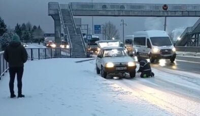 Kocaeli’de kar yağışı sonrası araçlar yollarda kaldı