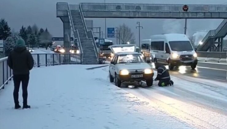 Kocaeli’de kar yağışı sonrası araçlar yollarda kaldı