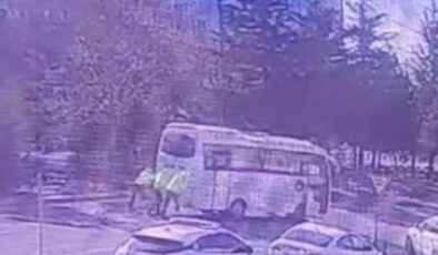 Konya’da arızalı aracı polis ekipleri itti