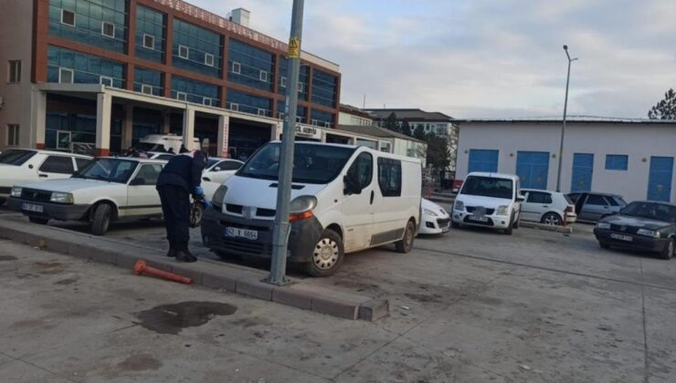 Konya’da minibüsün altında kalan çocuk can verdi