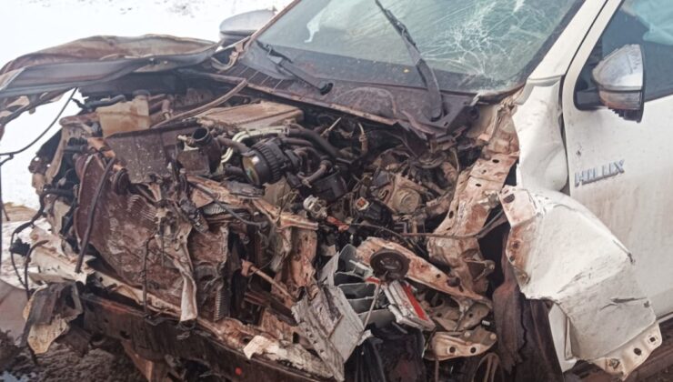 Mardin’de işçi servis minibüsü ile kamyonet çarpıştı: 9 yaralı