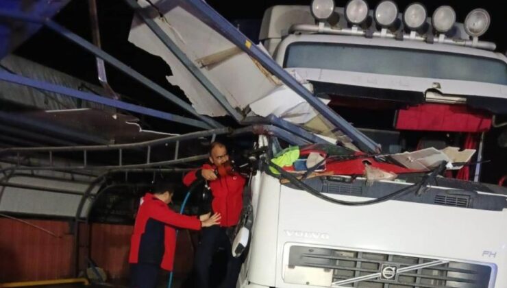 Mersin’de demir korkuluk saplanan tırın sürücüsü yaralandı