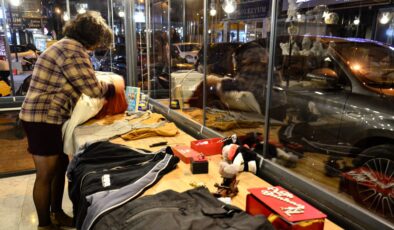 Mersin’de eski sevgililerden kalan hediyelerle açık artırma yapıldı