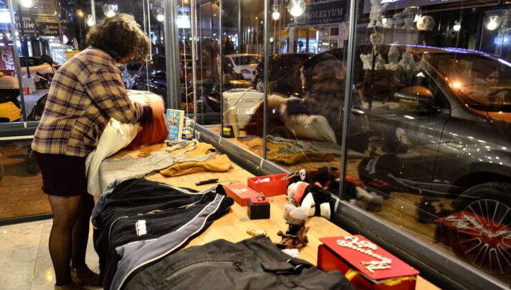 Mersin’de eski sevgililerden kalan hediyelerle açık artırma yapıldı