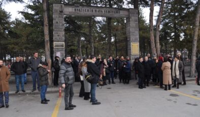 Müsavat Dervişoğlu şehit ailelerini soğukta bekletti