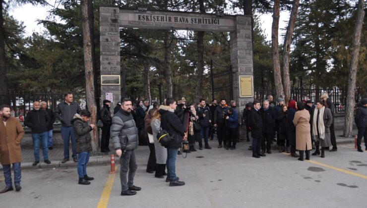 Müsavat Dervişoğlu şehit ailelerini soğukta bekletti