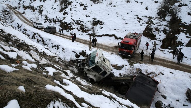 Muş’ta 700 metrelik uçurumdan vinç yuvarlandı