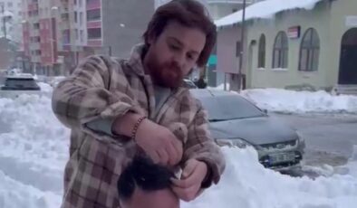 Muş’ta berber müşterili karlı havada tıraş etti