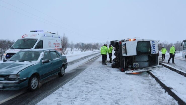 Nevşehir’de kontrolden çıkan minibüs devrildi: 6 yaralı