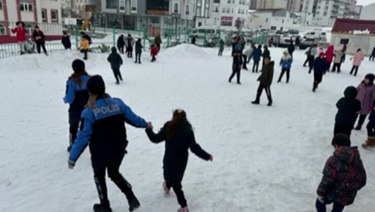 Nevşehir’de polisler ile öğrenciler kartopu oynadı
