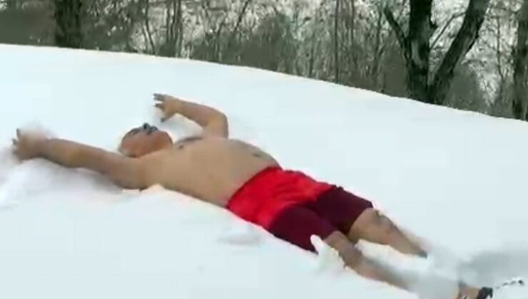 Ordu’da evinin önünde kar banyosu