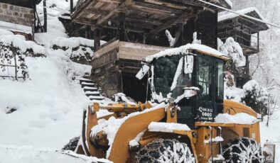 Rize’de kar yağışı hayatı olumsuz etkiliyor